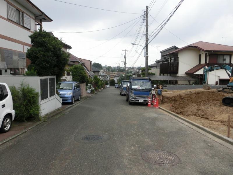 Other. Width is a public road of about 6.5m.