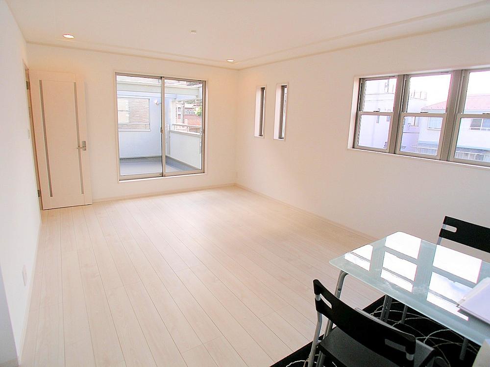 Living. You'll relax in the Western-style 7 Pledge of adjoining rooms from living! Living (October 2013) Shooting