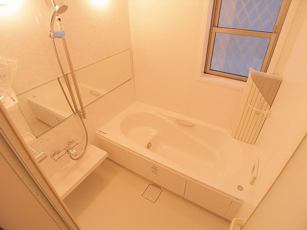 Bathroom. The system bus is also finished in summarized calm atmosphere in shades of black and white tone! Indoor (10 May 2013) Shooting