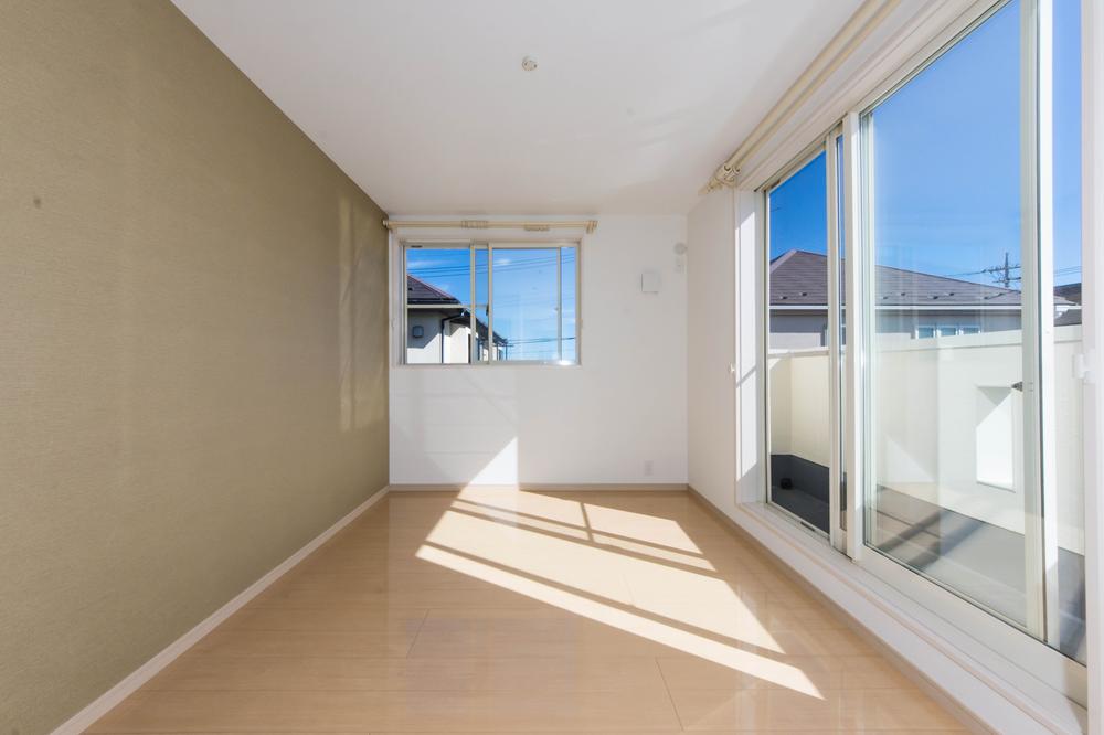 Non-living room. Bright living room with two-sided lighting