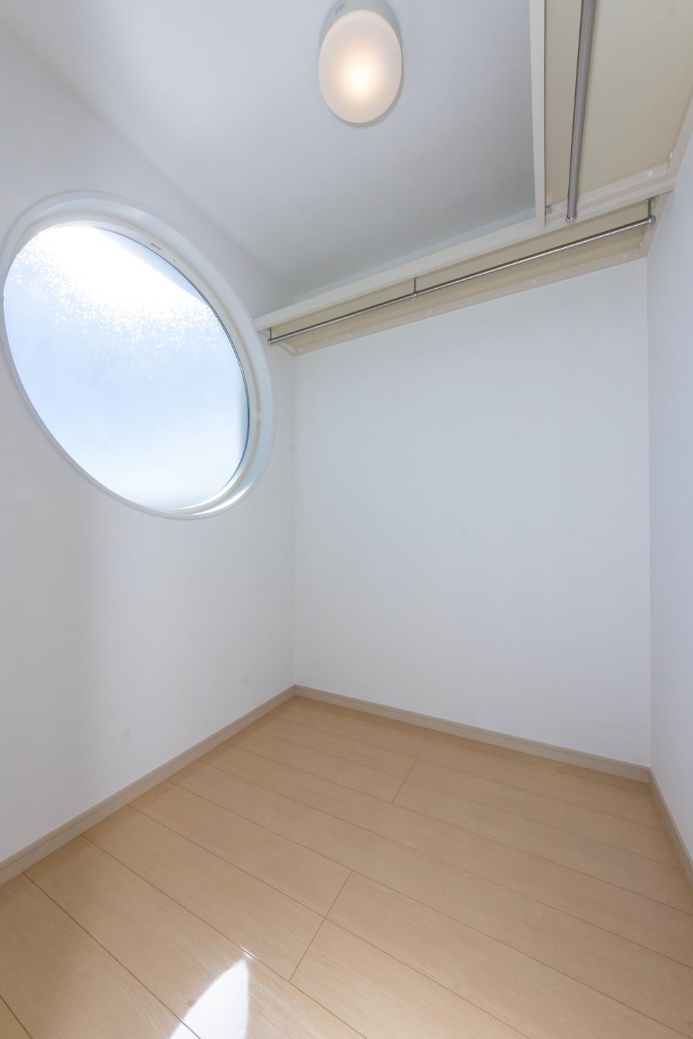 Receipt. Walk-in closet