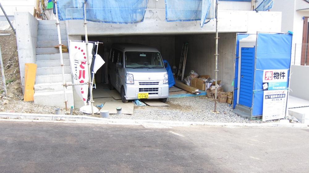 Parking lot. Local (11 May 2013) Shooting Two parking is roasted.