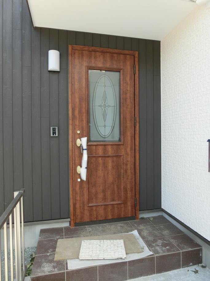 Entrance. Stylish front door.