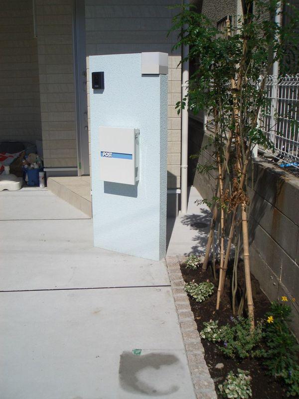 Entrance. Example of construction