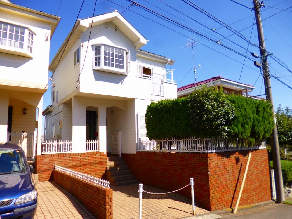 Local appearance photo. A bright room facing south road