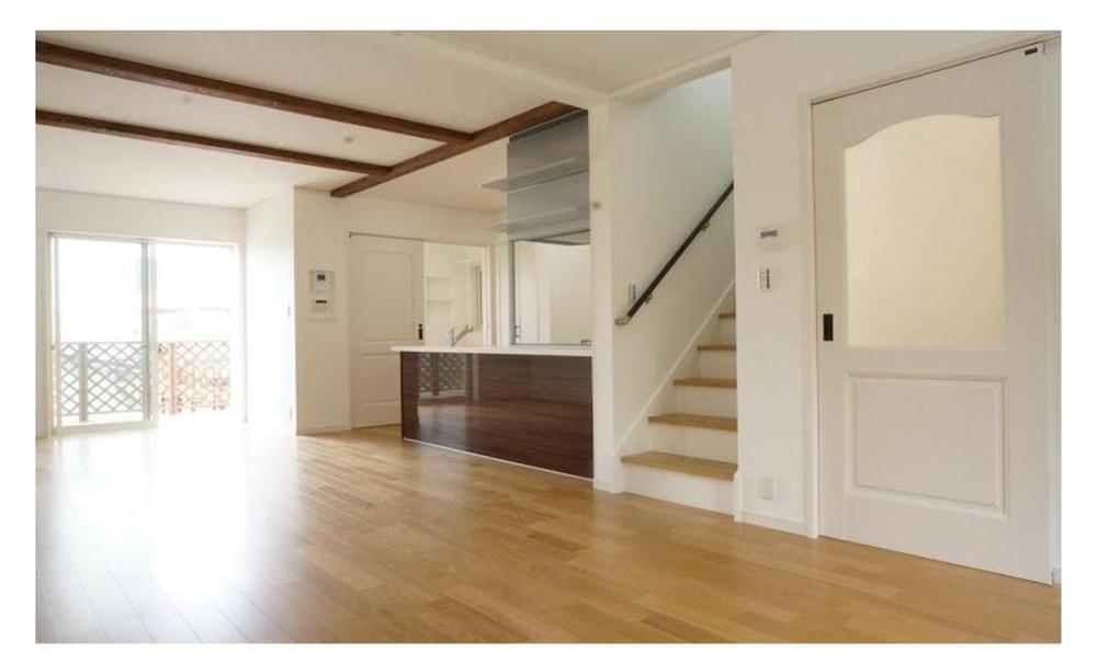 Other Equipment. Antique feeling and handmade feeling represent beams accent, It produces a profound feeling. Use the beautiful grain oak floor material