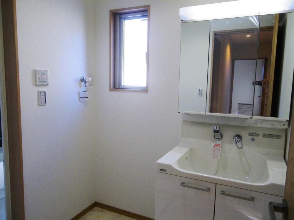 Wash basin, toilet. Vanity room