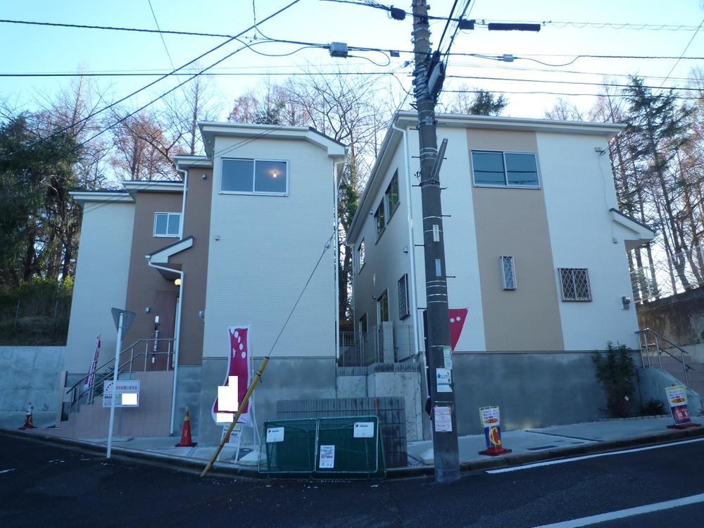 Local photos, including front road. Two buildings nestled on the front road full of more of a feeling of opening 6m.