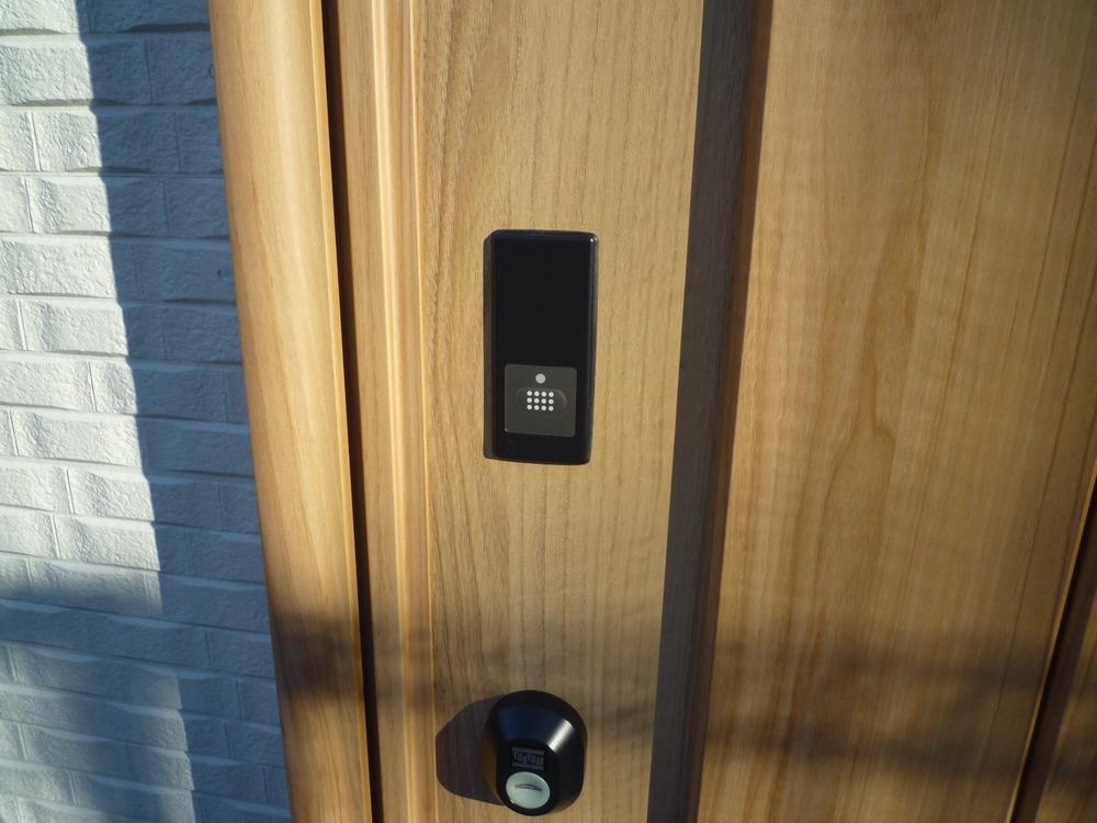 Entrance. Excellent in crime prevention, Installing the card key of peace of mind.