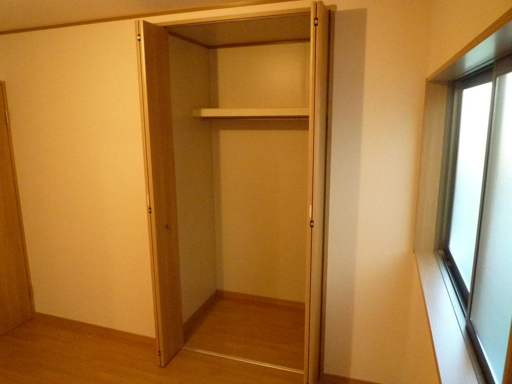 Non-living room. Equipped with a large closet with a depth in each room.