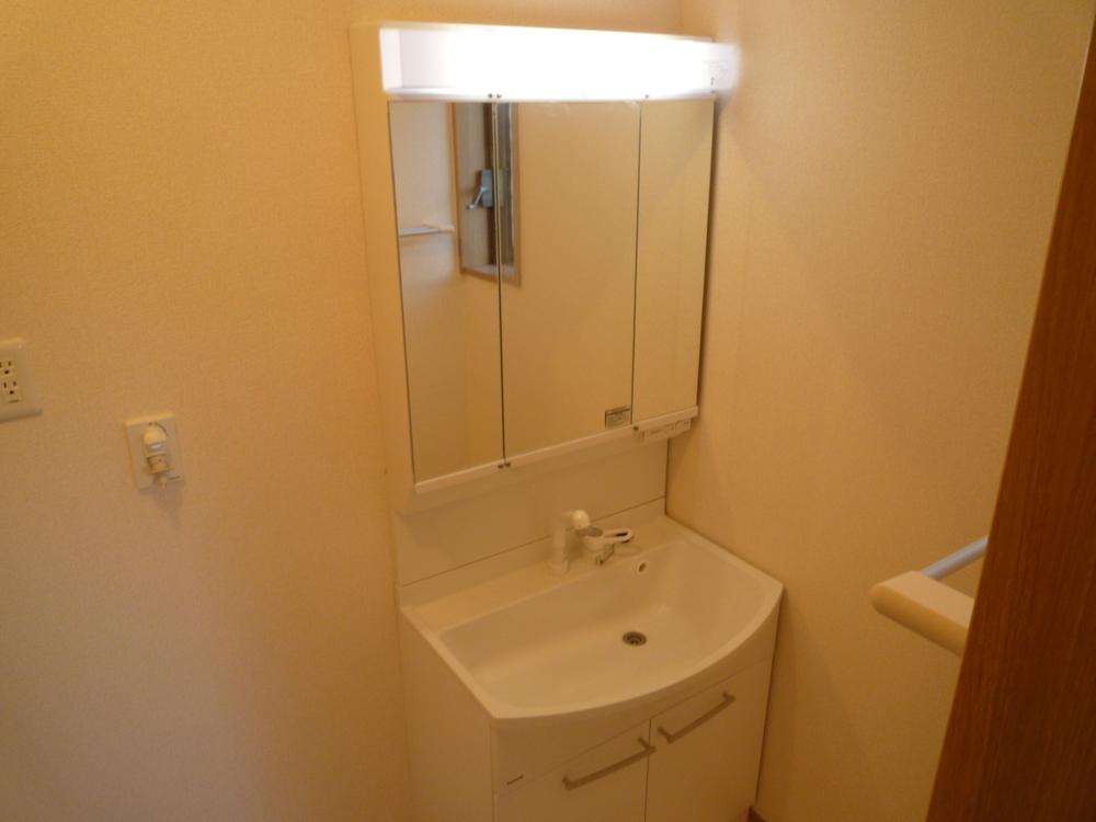 Wash basin, toilet. Adopting the vanity of a notch by the three-sided mirror.