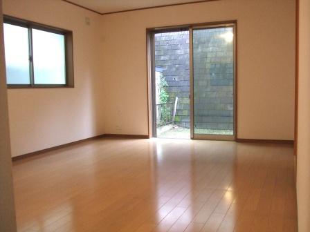 Living. Friendly tone of living. There floor heating! 