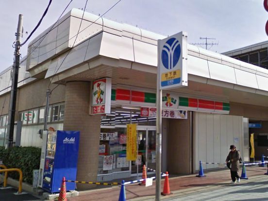 Convenience store. 664m until Thanksgiving (convenience store)