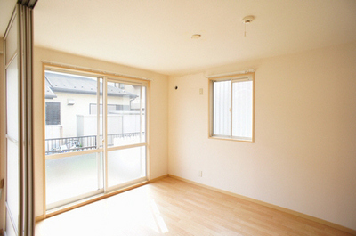 Living and room. Larger even window! Because the corner room per day is also good!