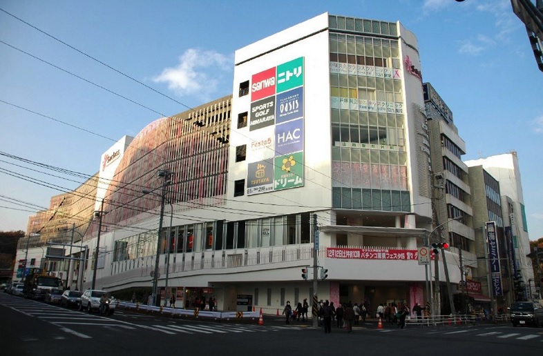 Shopping centre. Sakurasu Totsuka until the (shopping center) 1365m