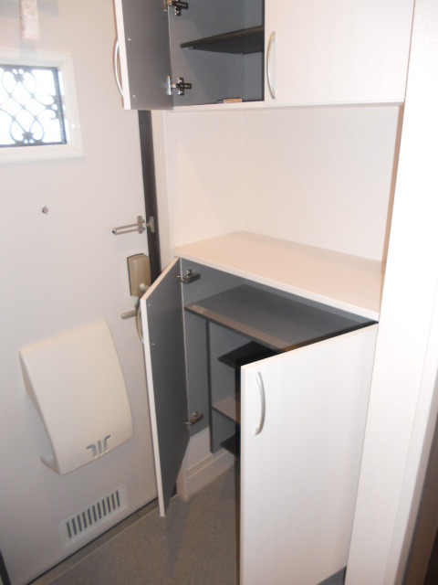 Entrance. New construction ・ Reheating ・ A convenience store nearby