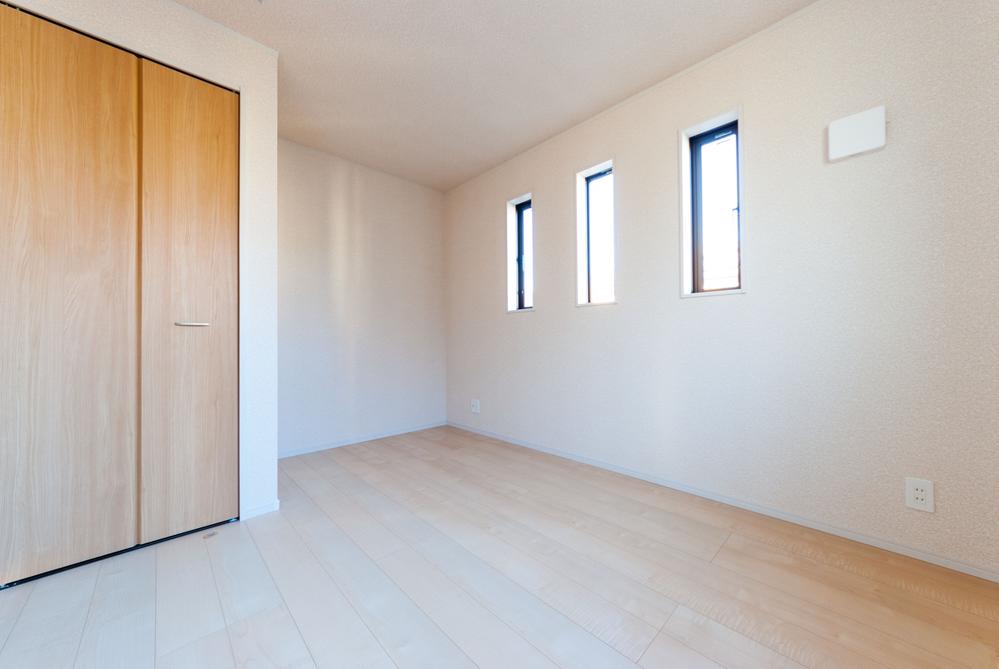 Non-living room. Impressive bedroom design window