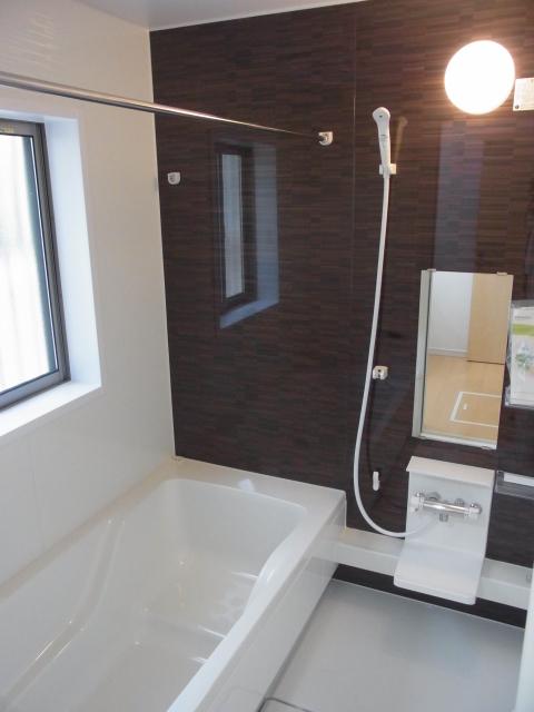 Bathroom. Spacious 1 tsubo size, With bathroom dryer!