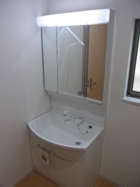 Wash basin, toilet. Convenient three-sided mirror type