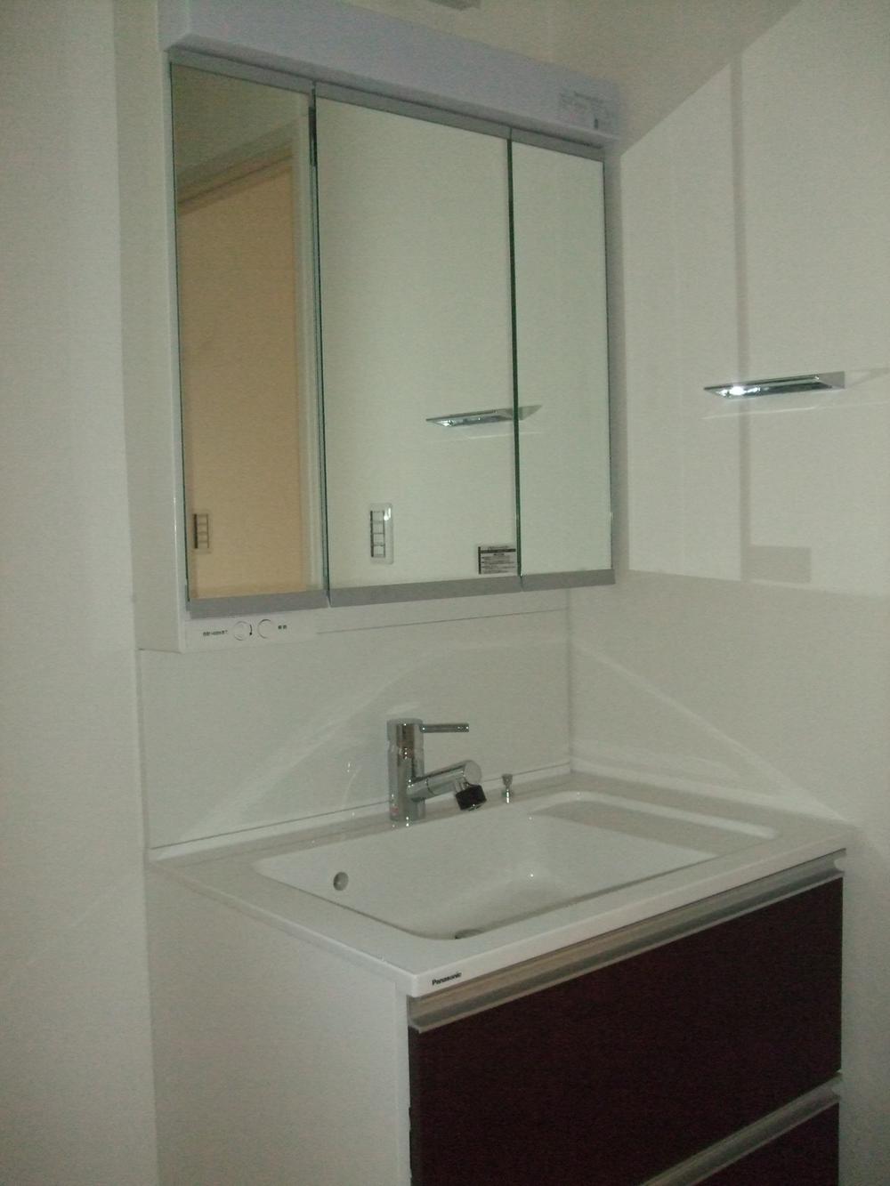 Wash basin, toilet. Indoor (10 May 2013) Shooting