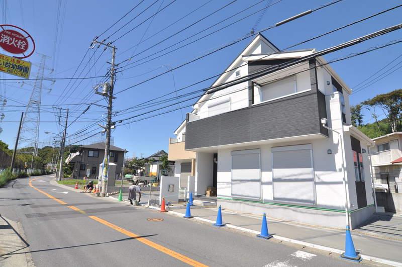 Local photos, including front road. Front road 6m