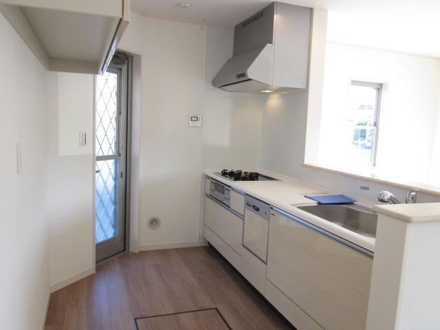 Kitchen. System kitchen is the communication also easy to take with your family in the face-to-face ☆