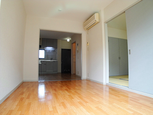 Living and room. Western style room!