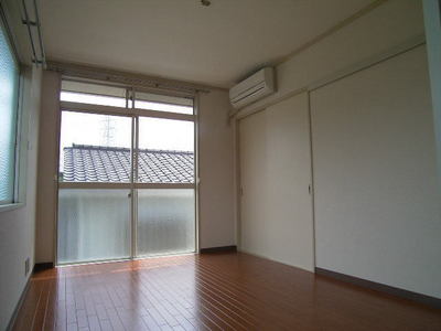 Living and room. We come with 1 groups air conditioning