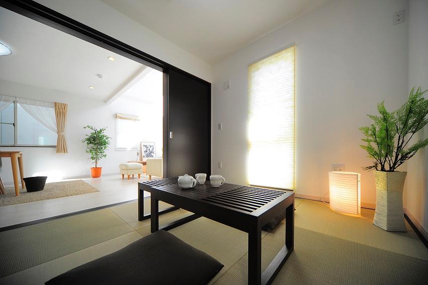 Living. The atmosphere making of living, Down light is active. It has been devised to placement, It will produce a family everyone gathers living in a stylish space. ※ Same specifications Photos