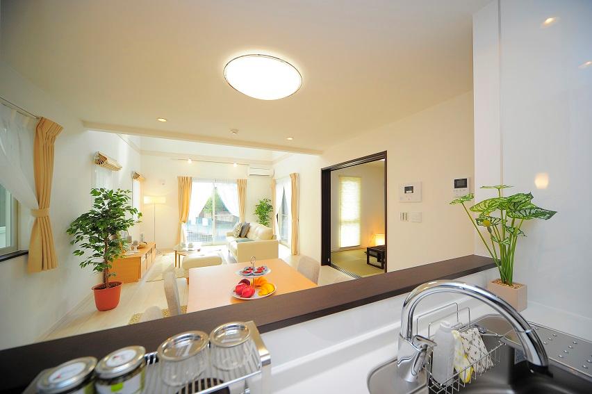 Kitchen. Adopted Rikushiru of system Kitchen "Amyi". Dish washing washing machine, Including the water purifier, Wall cabinet, Standard equipped with a beautiful stain-resistant artificial marble worktop and sink. It has directed the space insistence. ※ Same specifications Photos