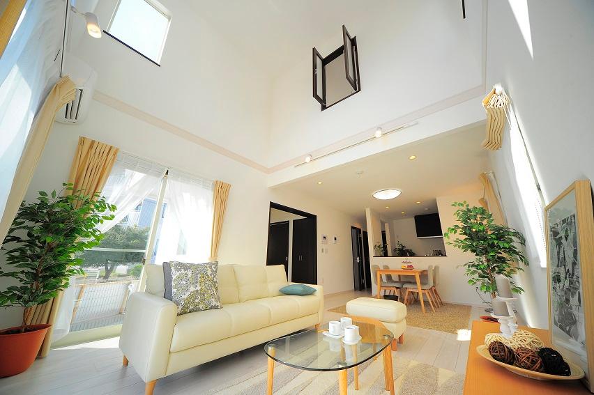 Living. Indoor (September 2013) shooting now, In public as a furnished model house! , Please feel the holiday to spend while soaking up the sun-drenched.