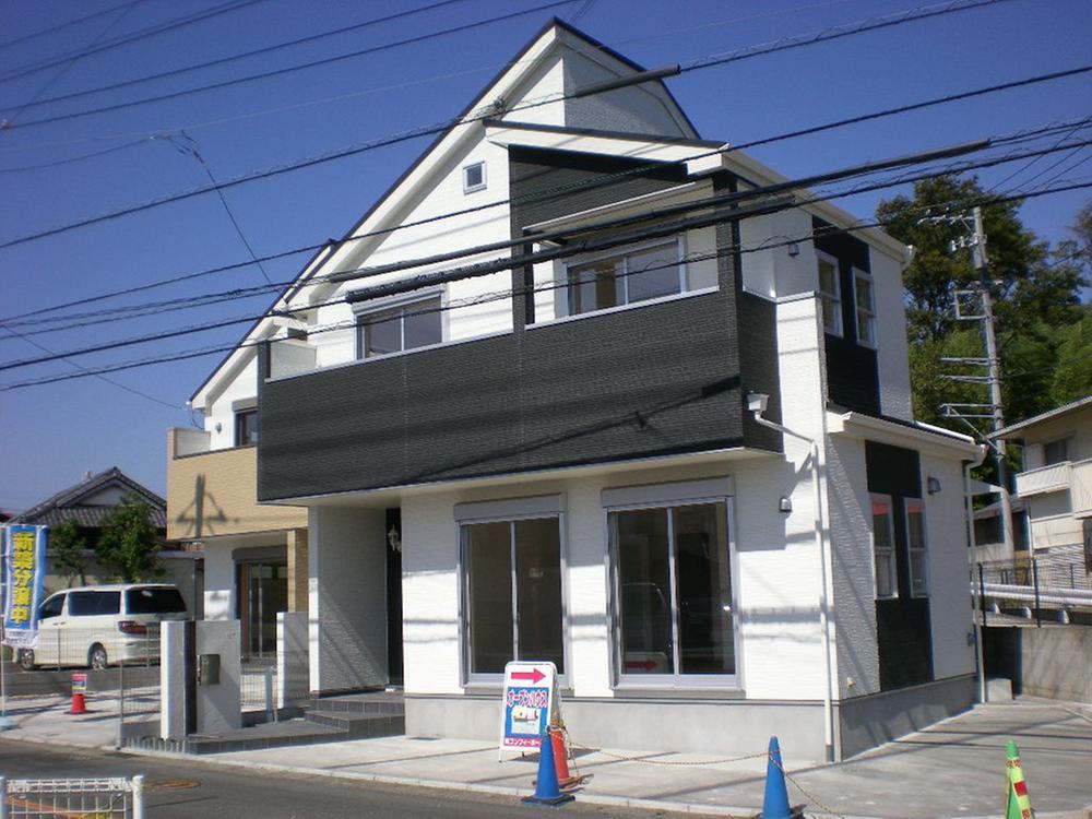 Local photos, including front road. Local (10 May 2013) shooting 1 Building