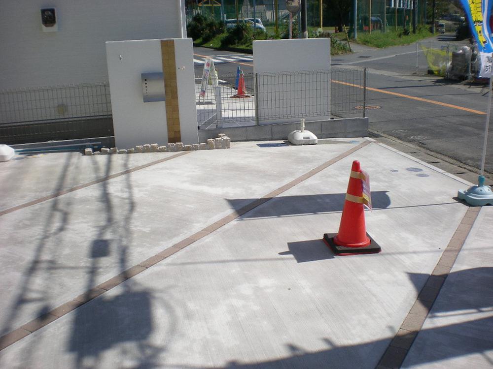 Local photos, including front road. Local (10 May 2013) Shooting