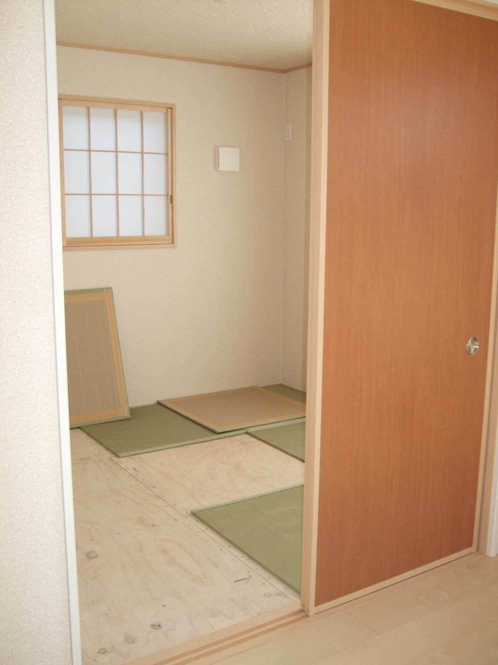 Non-living room. Living next to the Japanese-style room