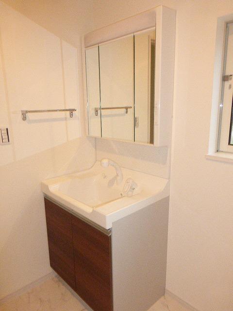 Wash basin, toilet. Indoor (August 13, 2013) Shooting