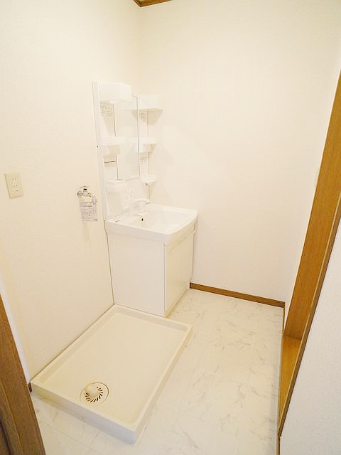 Washroom. Basin space
