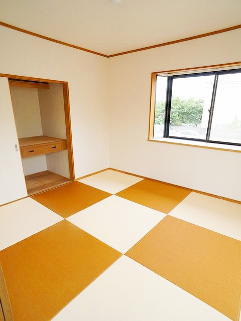 Other room space. Adopt Japanese-style modern tatami of south