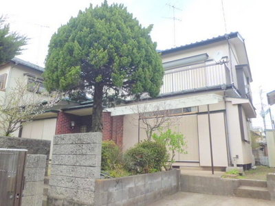 Building appearance. South-facing sunny rental one detached