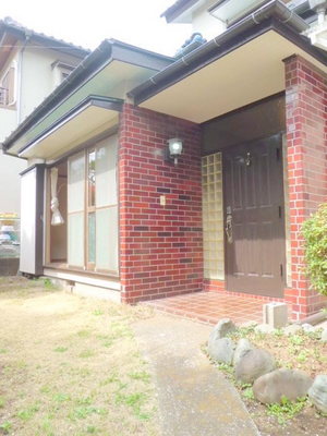 Entrance. Quaint entrance