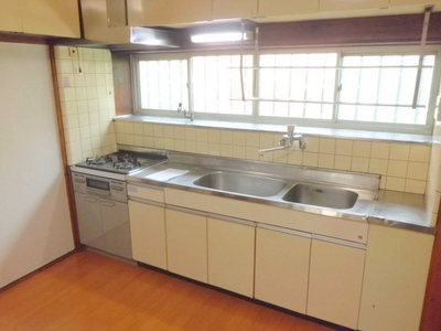 Kitchen. 3-neck gas system kitchen with the width of the cooking also spread grill
