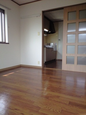 Living and room. Bright corner room dihedral daylight Western-style 6 Pledge