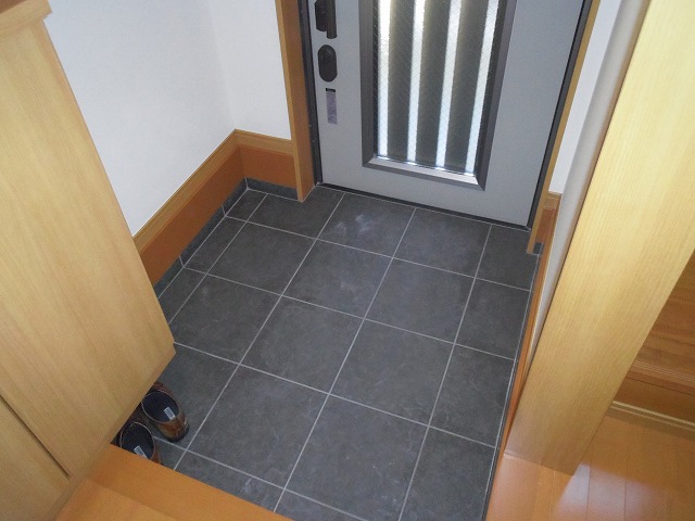 Entrance. There and convenient shoe box