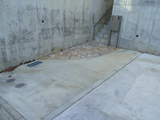 Parking lot. On-site parking with a single