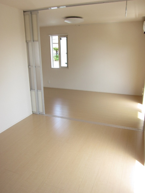 Living and room. Ventilation good two-plane daylight