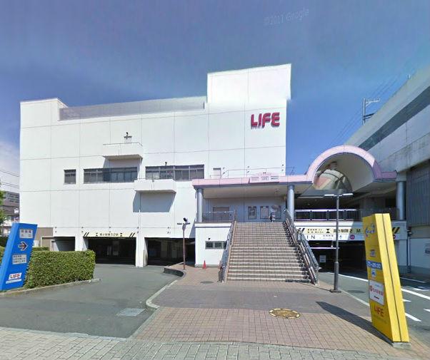 Shopping centre. Izumi Chuo to life 686m