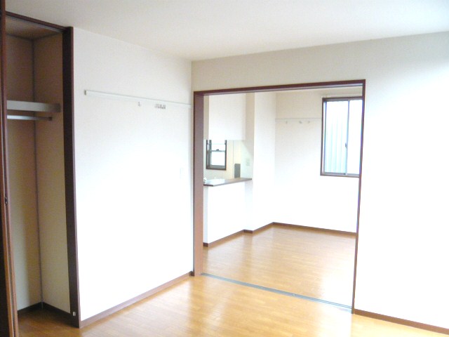 Living and room. The south side of the Western-style (front) and the living-dining is (back)