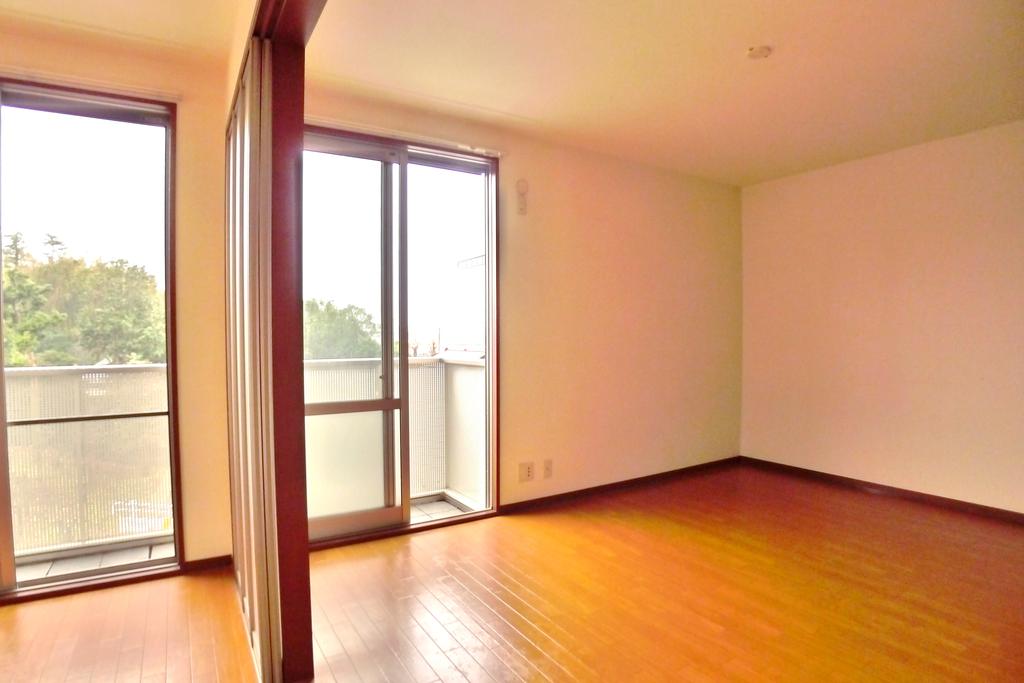 Living and room. It is the south side of the Western-style shutter ・ Balcony