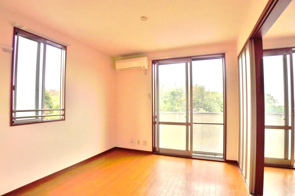 Living and room. Key money 0 yen + 2-year limited rent +1 months rent free