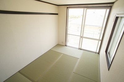 Living and room. Also contains plenty large date window