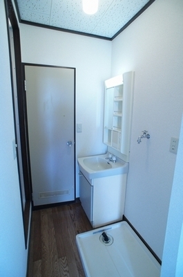 Washroom. Also jewels independent washbasin